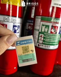 Você sabia que o selo do Inmetro MUDOU? 😱😱😱 Sim! O Inmetro é uma das instituições responsáveis por legalizar os equipamentos e serviços prestados por empresas de #segurança contra #incêndio que possuem oficina que fazem recarga de extintores e retestes de mangueiras. Isso significa que se o seu selo ainda é o antigo (arraste para o lado para conferir), irá precisar atualizar o seu sistema nos próximos meses.  Mas qual os benefícios dessa mudança? Agora, todas as informações do equipamento são disponibilizadas através de um QR code para garantir mais facilidade e tranquilidade no seu dia a dia. Dessa forma, a equipe de manutenção e inspeção terá todas as informações sobre o produto na palma da mão. Ou seja, mais segurança para você e seu patrimônio.  E, claro, a BRIGGS está atualizada e seguindo as normas exigidas pelo Inmetro! Isso faz parte do nosso compromisso com VOCÊ, cliente BRIGGS.  Essa mudança começou agora, mas fique tranquilo! Os próximos meses ainda são de adequação as novas exigências, ok? Se ficou alguma dúvida, entre em contato AGORA com a BRIGGS que iremos te ajudar!