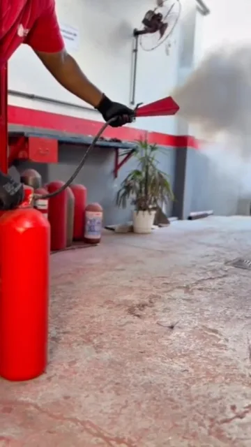 Em uma #emergência, a #fumaça reduz a visibilidade, causa intoxicação e dificulta a evacuação rápida da edificação. É por isso que sistemas de #alarme e controle de fumaça são fundamentais para salvar vidas.

O sistema de alarme permite identificar rapidamente um princípio de incêndio e alertar todos no local para iniciar a evacuação imediatamente.

Já o controle de fumaça ajuda a impedir que ela se espalhe pelos corredores, escadas e rotas de fuga, mantendo os caminhos mais seguros para saída e para a atuação do Corpo de Bombeiros.

Mais do que atender normas, esses sistemas existem para proteger pessoas no momento mais crítico. A BRIGGS atua na implantação, adequação e manutenção de sistemas de detecção, alarme e controle de fumaça, garantindo segurança real para sua edificação.

🚨 Segurança contra incêndio começa antes das chamas. Conte com a BRIGGS.

Fale com a gente:
📞(21) 2501-6529 (whatsapp e ligação)
✉️comercial@briggsfire.com.br