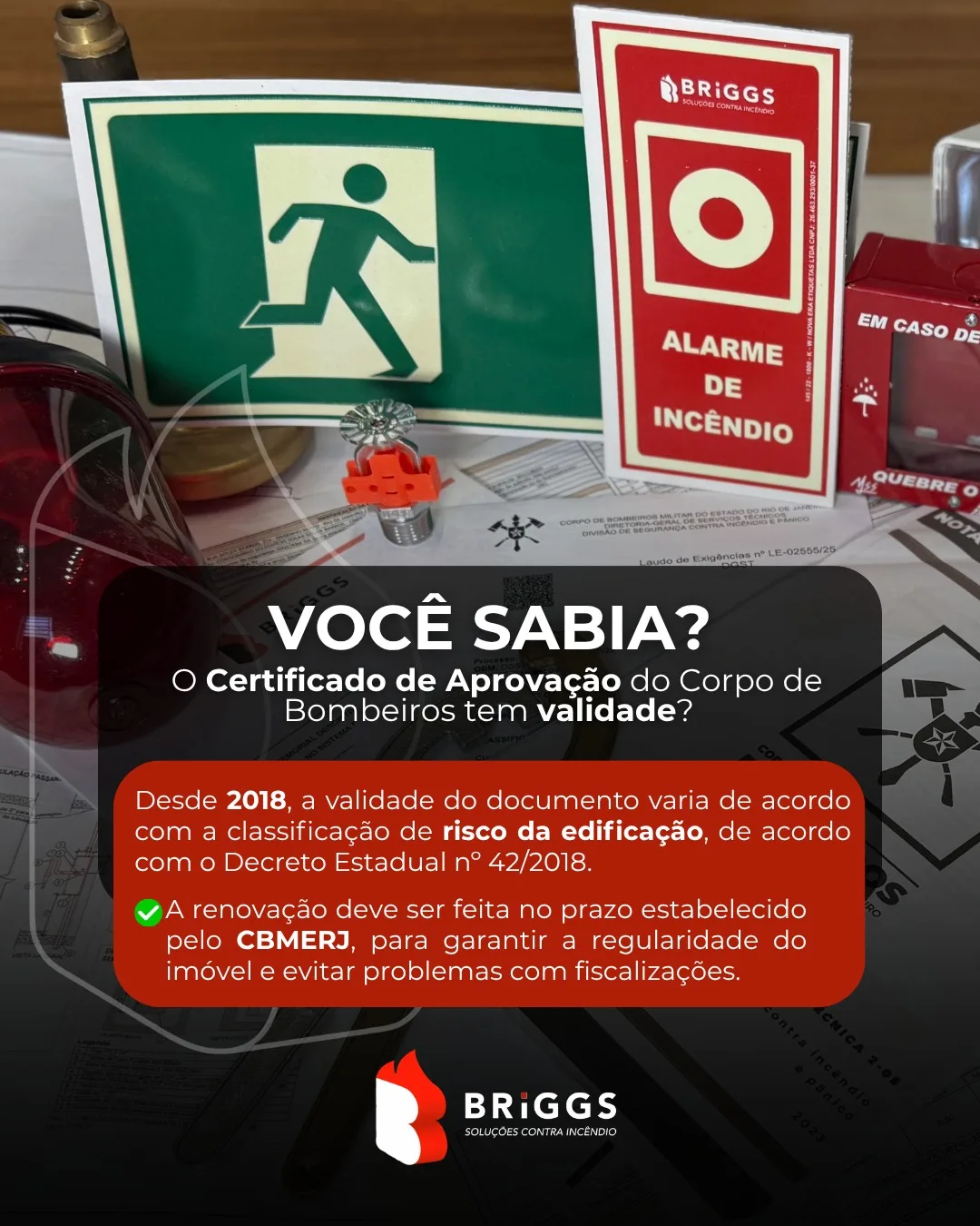 Você sabia que o seu Certificado de Aprovação tem prazo de validade? 😱 Muitos proprietários e gestores acreditam que, após a emissão do Certificado de Aprovação Assistido (CAA), não precisam mais se preocupar com esse documento. Mas, após decreto promulgado em 2018, isso passa a não ser mais verdade.

Na maioria das edificações, o certificado tem validade de 5 anos, contados a partir da data de emissão. Antes do vencimento, é necessário solicitar sua renovação junto ao Corpo de Bombeiros.

Porém, existem exceções importantes. Algumas ocupações, como determinados locais de reunião de público, passam a seguir um processo de Certificado de Vistoria Anual (CVA), exigindo inspeções e renovações anuais para manter a regularidade.

Outro ponto de atenção: alterações arquitetônicas, ampliações, mudanças de layout ou de ocupação podem invalidar o Certificado de Aprovação, tornando necessária uma nova regularização, mesmo antes do fim do prazo de validade.

Se você não sabe quando seu certificado foi emitido ou se sua edificação continua regular, este é o momento de verificar.

A BRIGGS auxilia sua empresa em todo o processo de regularização, renovação e manutenção da conformidade junto ao #CorpodeBombeiros.