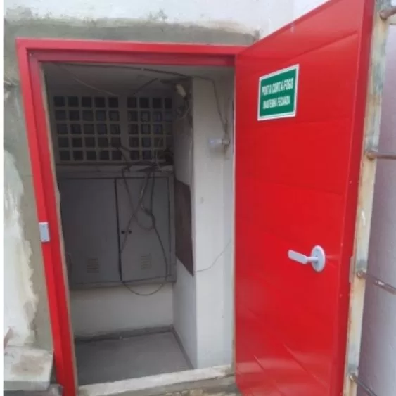 Porta corta-fogo após manutenção