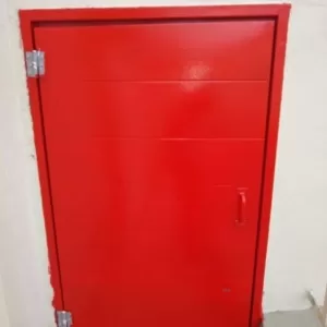 Porta corta-fogo após manutenção