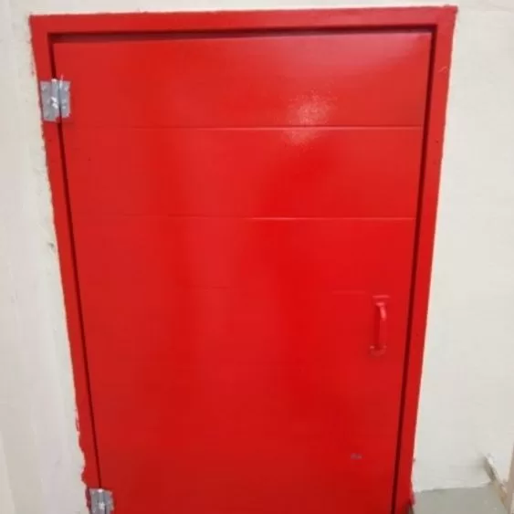 Porta corta-fogo após manutenção